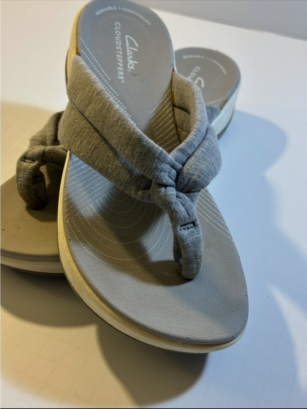 Clarks Cloudsteppers Gray Cushioned Flip Flops Coastal Mom Comfort - Picture 4 of 9